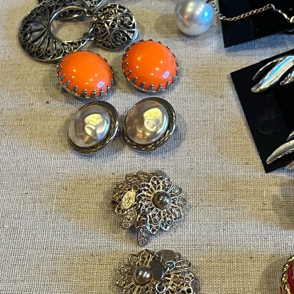 Lot of 16 pairs vintage clip-on earrings & screwbacks - Picture 5 of 11